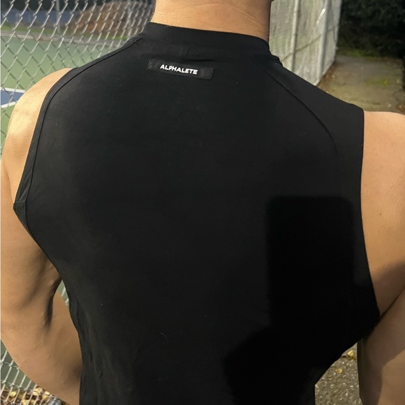 ALPHALETE MEN SLEEVELESS SPLIT END TANK TOP VEST T SHIRT ALL BLACK WORKOUT SPORT - Picture 9 of 16
